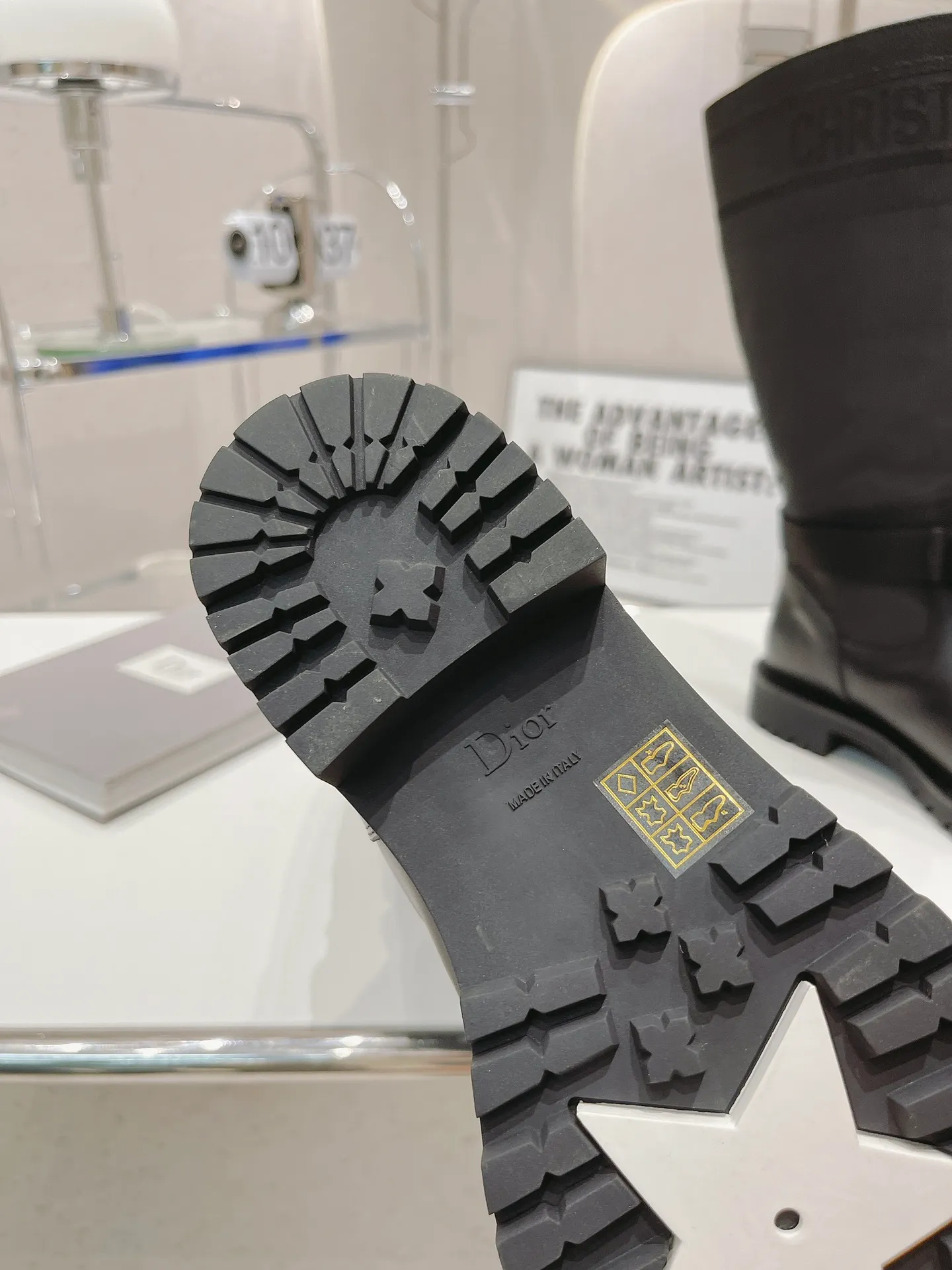 👟👟Ex-factory price 640👟👟 The highest version of Dior CD autumn and winter boots, retro work boots, one-on-one, easy to wear, good-looking and handsome Material: imported calfskin upper spliced with the latest imported technology electric embroidery fabric (not ordinary fly woven fabrics on the market) + water-dyed cowhide lining (not sheepskin lining on the market) + original molded T👟👟factory price U outsole + original molded letter buckle + latest original box packaging at the counter Heel height: 3CM Code number: 35-40